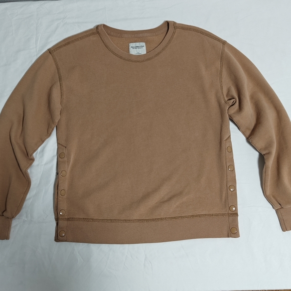 Abercrombie & Fitch Tops - Abercrombie $ Flitch Tan Sweater
